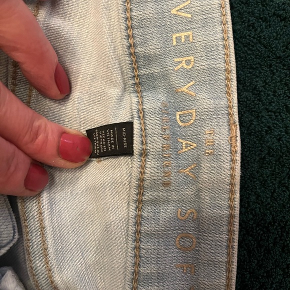 White House Black Market Everday Soft Mid-Rise Skinny Jeans- Light Wash - Picture 3 of 5